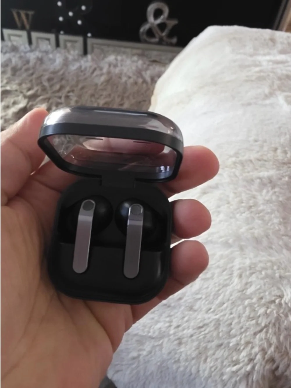Samsung Black Wireless Earbuds Charging Case